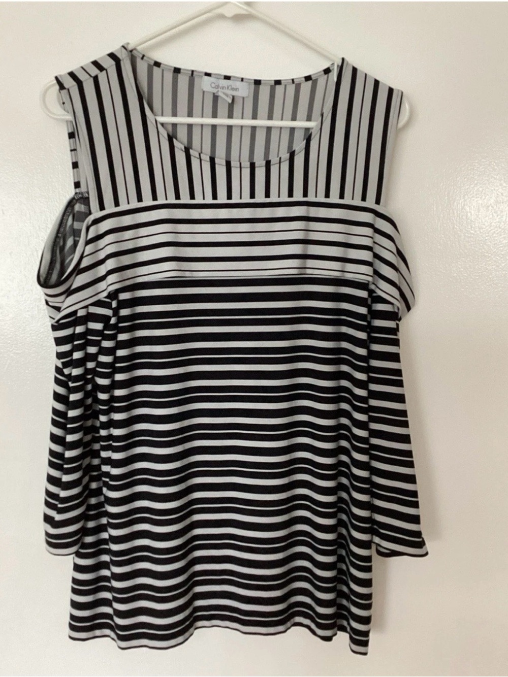 Calvin Klein Black and White Striped Cold-Shoulder Long Sleeve Top Size Large